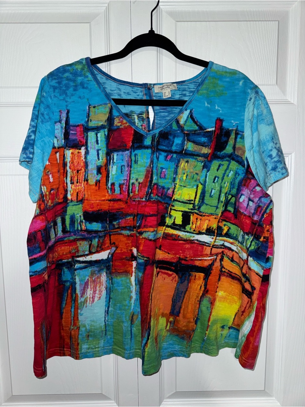 Colorful Harbor V-Neck Short Sleeve Tee - Multicolor